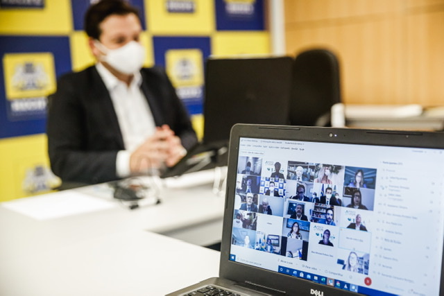 Geraldo entrega mais de mil títulos de propriedade no Recife