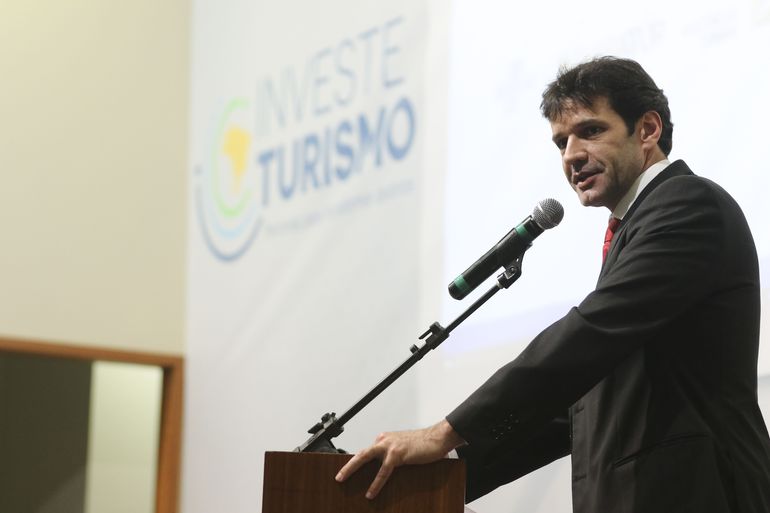 Bolsonaro demite ministro do Turismo