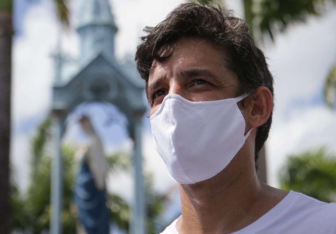 Ao lado de apoiadores, Daniel Coelho sobe o Morro da Conceição