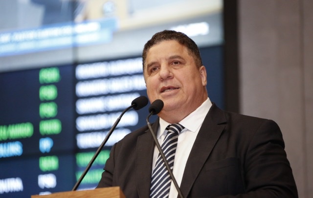 Cleiton Collins pede cancelamento do carnaval e ajuda aos artistas