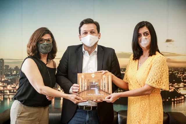 Livro registra resgate da restauração do Teatro do Parque