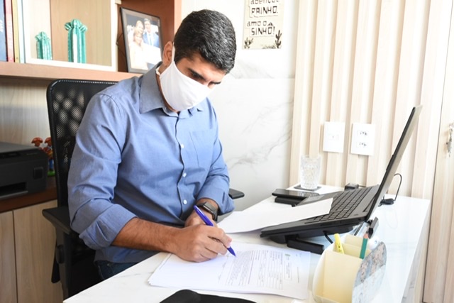 Erick Lessa cobra regularização de salários de contratados na Saúde