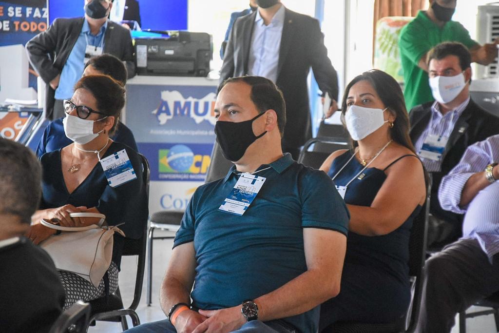 Sivaldo Albino marca presença em seminário para novos prefeitos