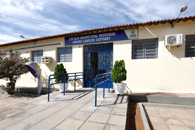 Governador entrega escola e terminal de passageiros no Sertão