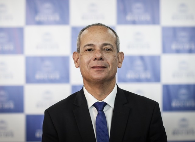 Secretário de Educação do Recife rebate vereadora mais votada