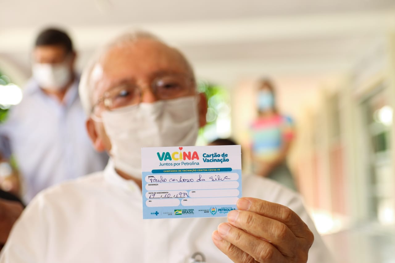 Bispo de Petrolina estreia vacinação para idosos acima de 85 anos