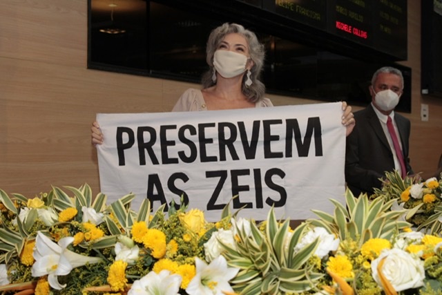 Liana Cirne toma posse com faixa em defesa das Zeis
