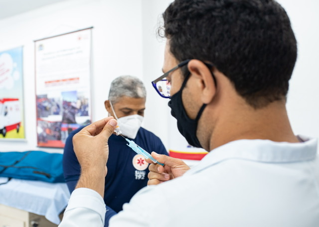 Furar fila da vacinação pode levar à prisão por peculato