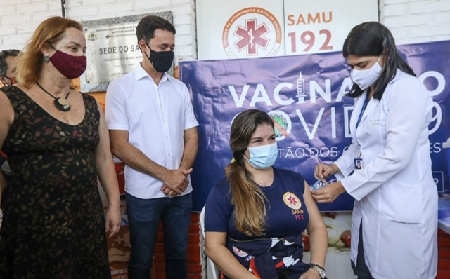 Técnica de Enfermagem foi primeira a ser vacinada em Jaboatão