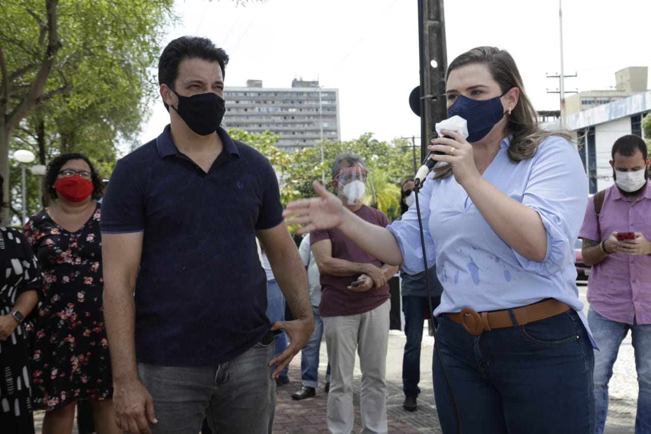 Marília Arraes participa de ato contra demissão de Áureo Cisneiros