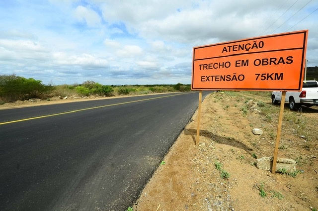 Secretária de Infraestrutura visita obras no Sertão do Moxotó