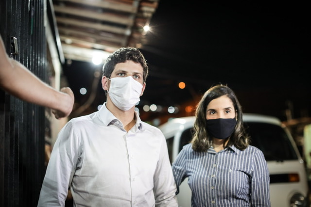 João acompanha programa de iluminação em bairros do Recife