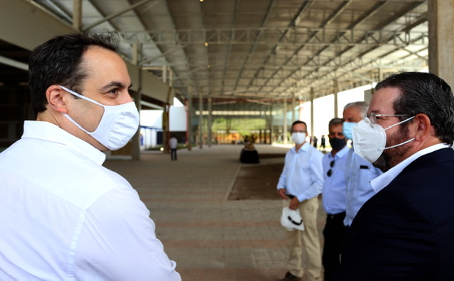 Paulo Câmara visita instalações de Outlet em Moreno