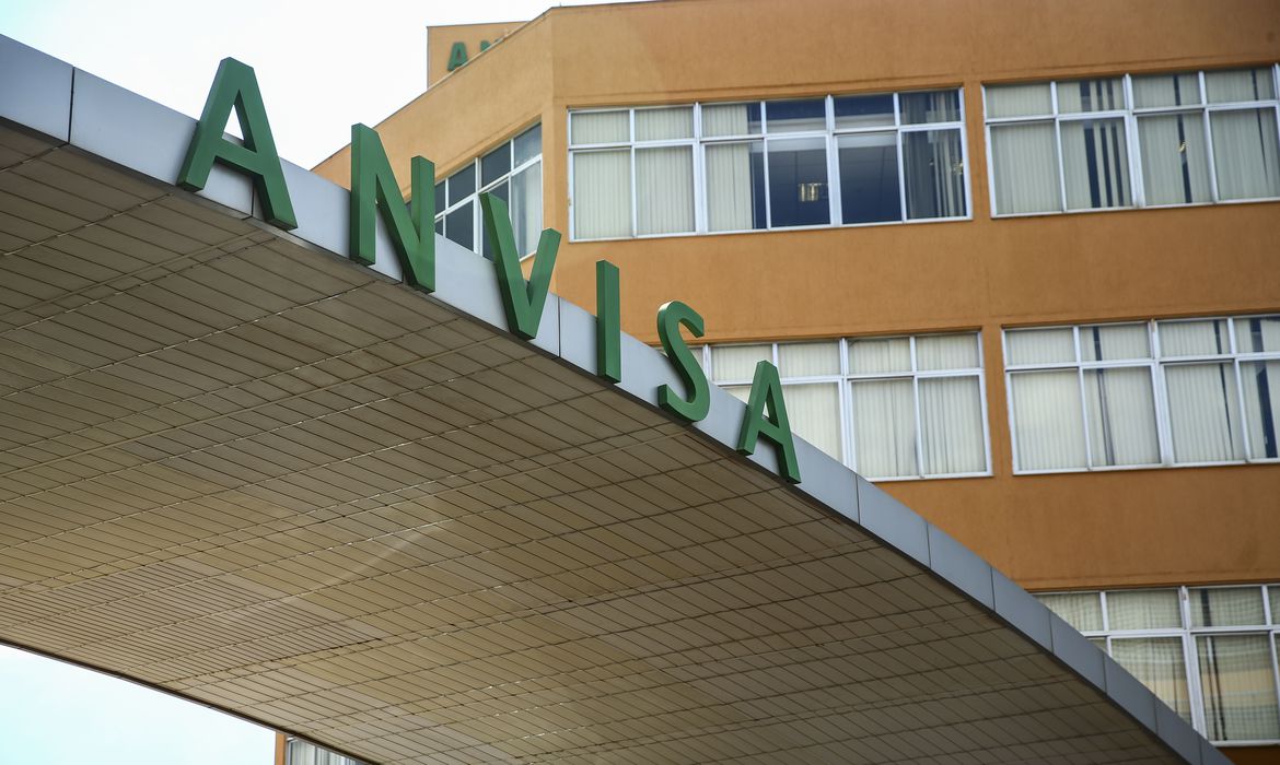 Anvisa aprova uso emergencial das vacinas de Oxford e CoronaVac