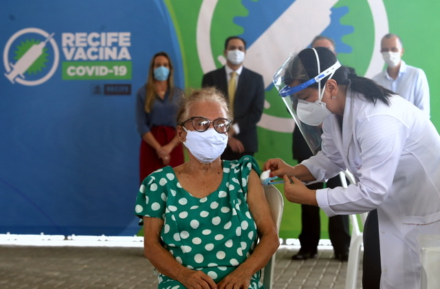 Pernambuco inicia vacinação de idosos a partir de 85 anos