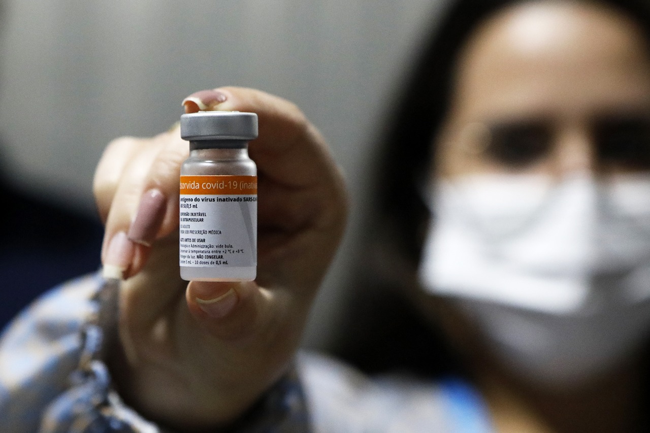 Novas vacinas serão destinadas a profissionais de saúde e idosos acima de 85 anos