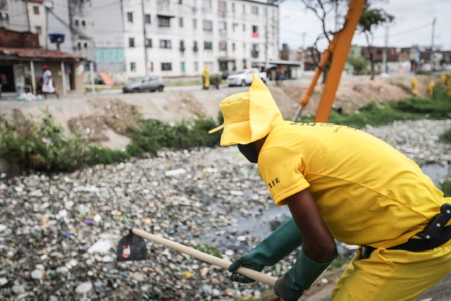 Recife inicia preparação para o inverno com limpeza dos canais