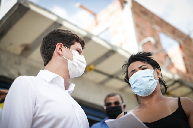 João Campos vai a comunidade e promete obras de infraestrutura