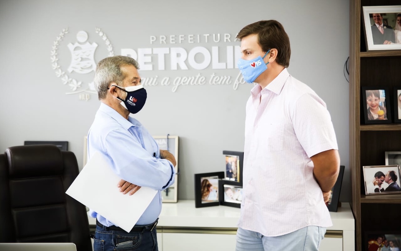 No Sertão, Gonzaga Patriota entrega tratores e anuncia emendas