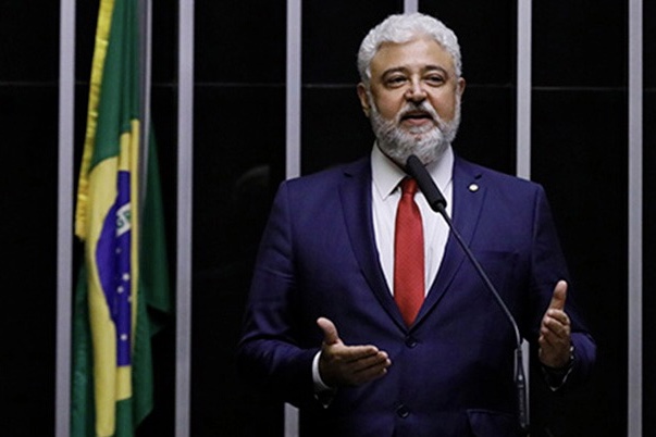 Milton Coelho assume mandato na Câmara em cenário de incertezas