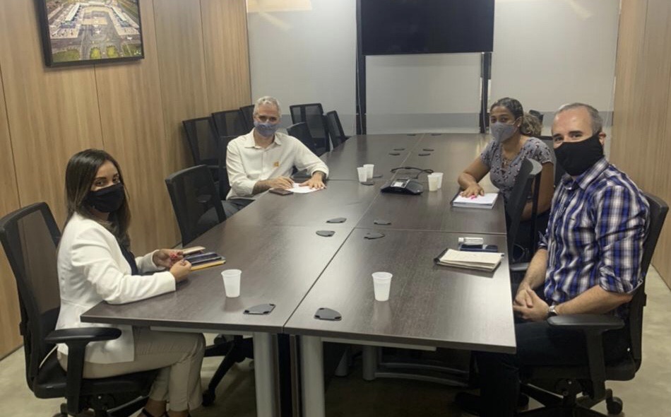 Fernandha Batista busca investimentos para a aviação regional