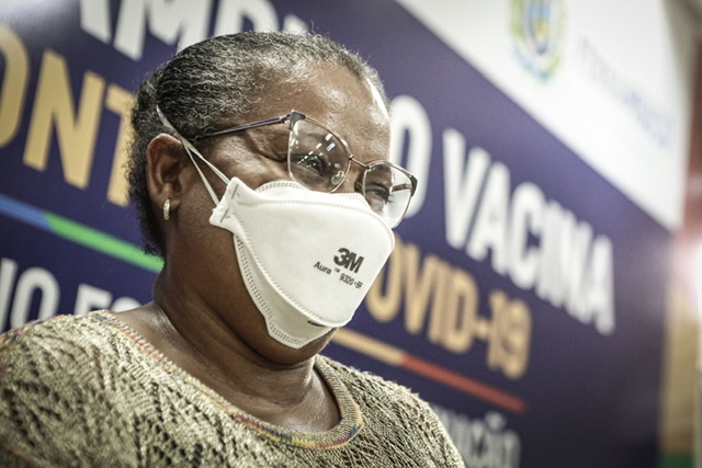 Técnica de Enfermagem é a primeira vacinada em Pernambuco