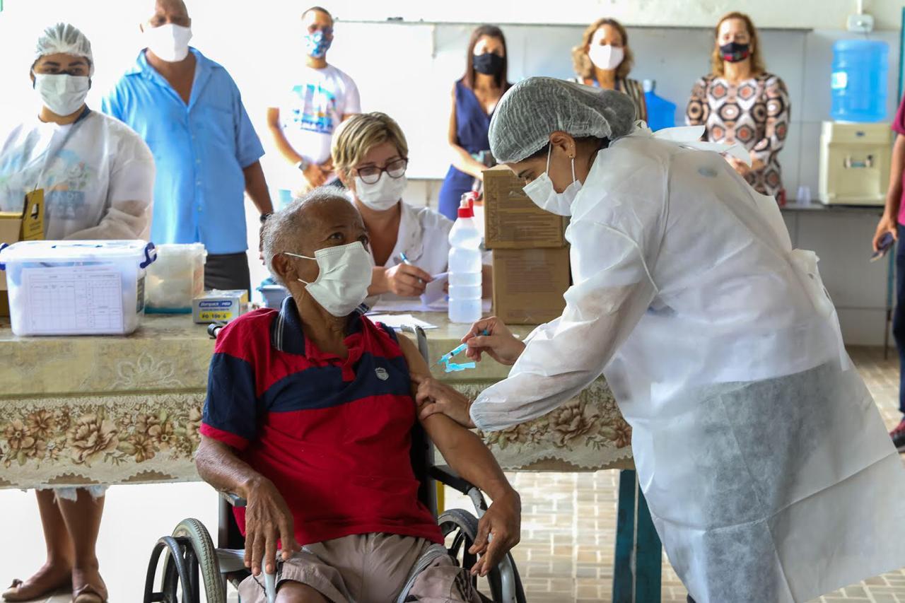Jaboatão inicia vacinação contra a Covid-19 em idosos e cuidadores