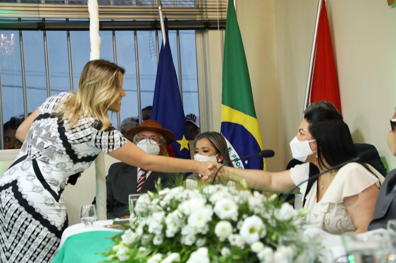Alessandra Vieira prestigia posse em Jataúba