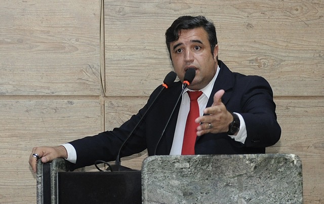 Bruno pede que professores tenham prioridade no recebimento da vacina em Caruaru