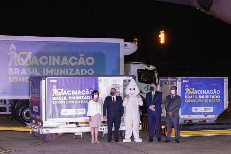 Fiocruz deve liberar vacina de Oxford hoje para distribuição