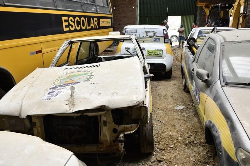 Prefeito de Sairé encontra frota de veículos totalmente sucateada