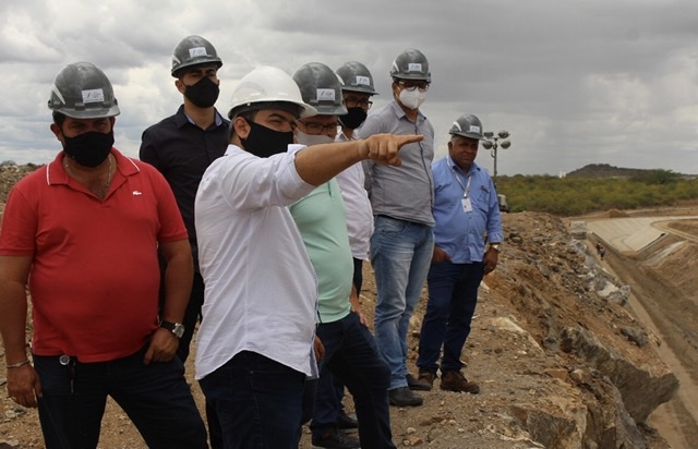 Prefeito de Arcoverde visita obras da transposição do São Francisco