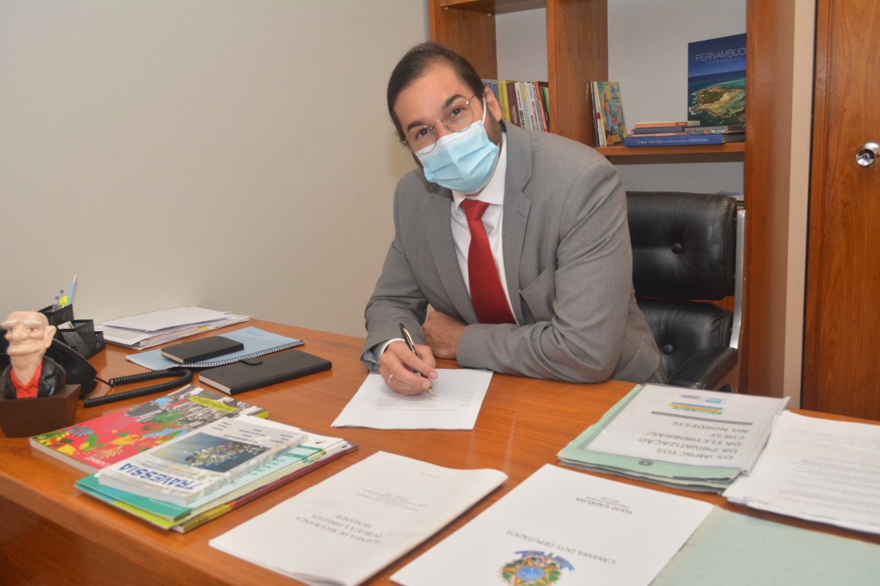 Túlio Gadêlha pede investigação sobre queimadas no Litoral Sul