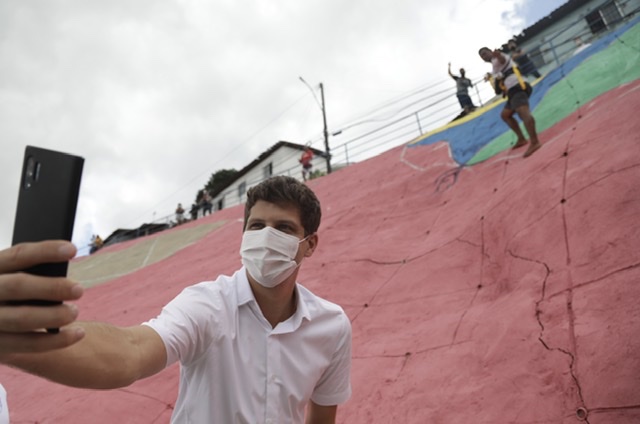 João Campos acompanha ação do Mais Vida nos Morros