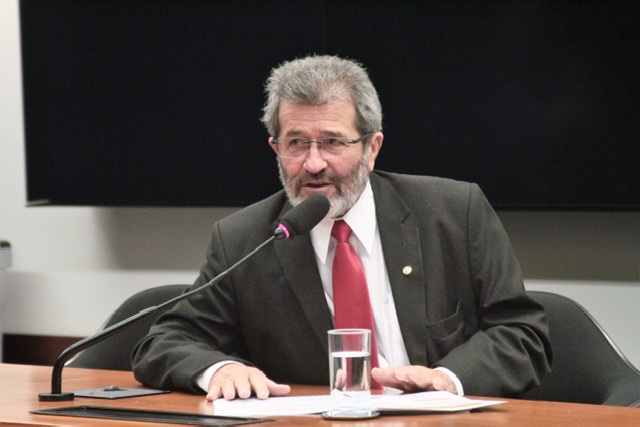 Deputado apresenta emenda para compra de vacinas do exterior