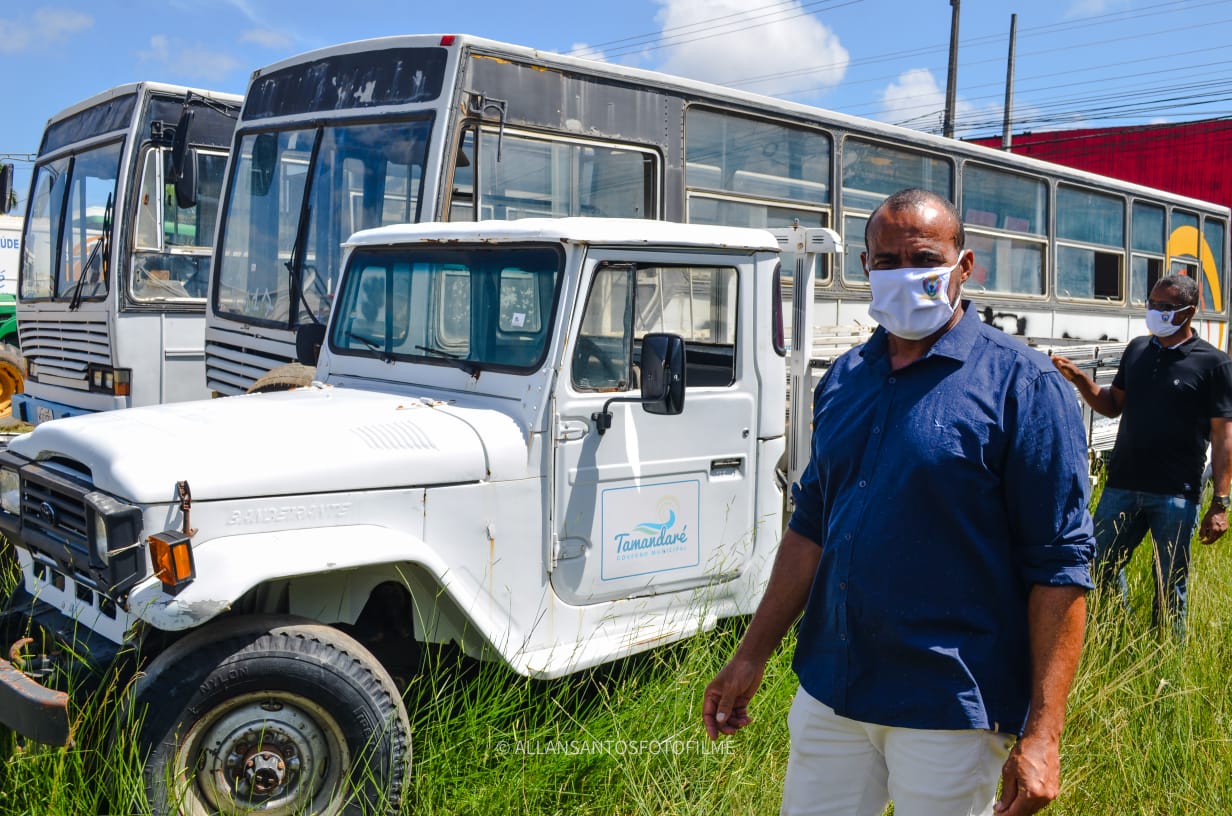 Prefeito de Tamandaré encontra veículos municipais sucateados