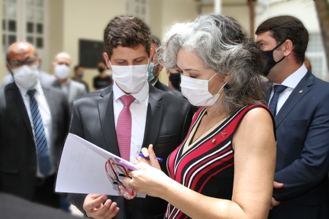 Liana pede ao prefeito do Recife apoio para grupos culturais