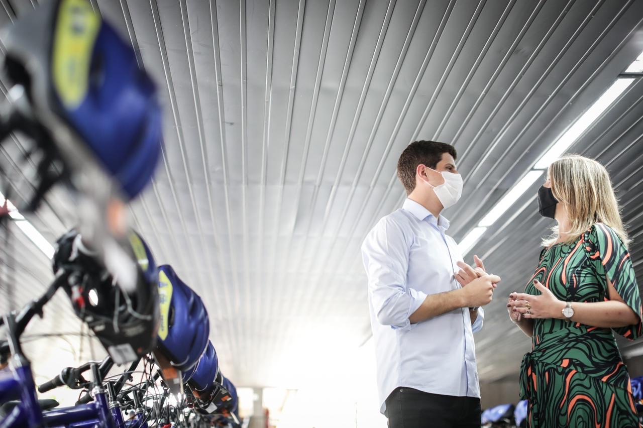 João Campos entrega novos kits do programa Renda por App