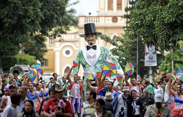 Paulo Câmara anuncia auxílio para artistas e grupos carnavalescos