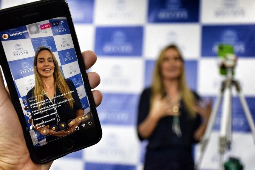 Isabella de Roldão participa de live com Carlos Lupi