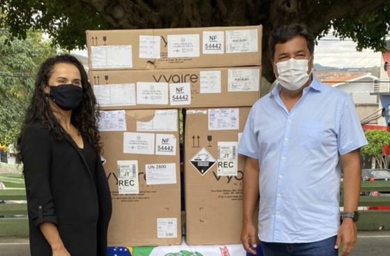 Em Bezerros, Mendonça entrega dois respiradores contra Covid-19