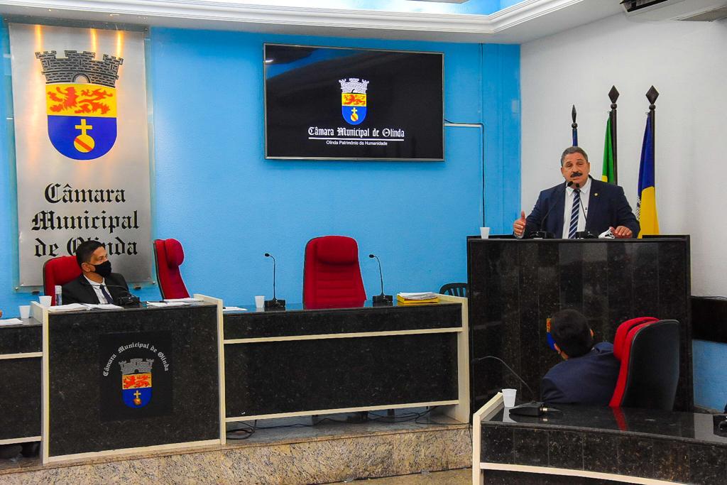 Eriberto Medeiros participa de sessão na Câmara de Olinda