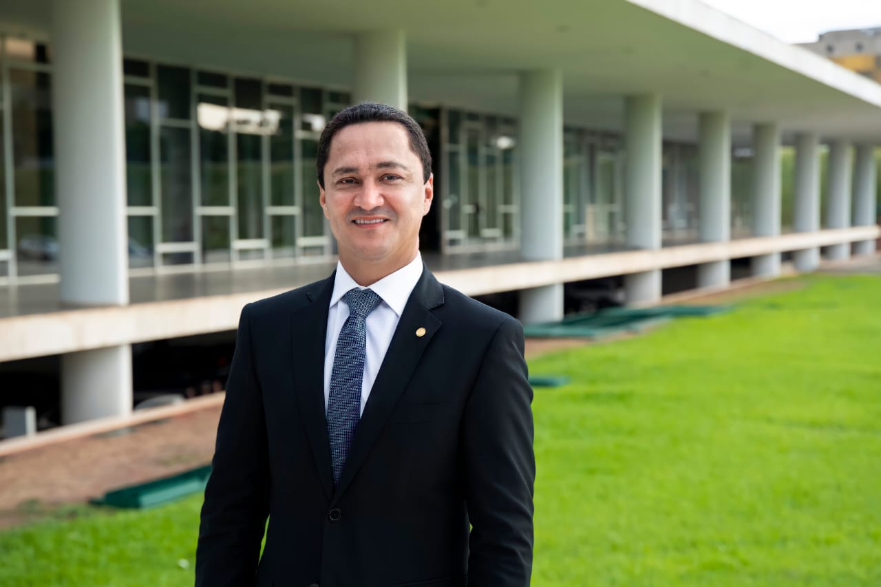 Cenário Político: André Ferreira se fortalece nacionalmente