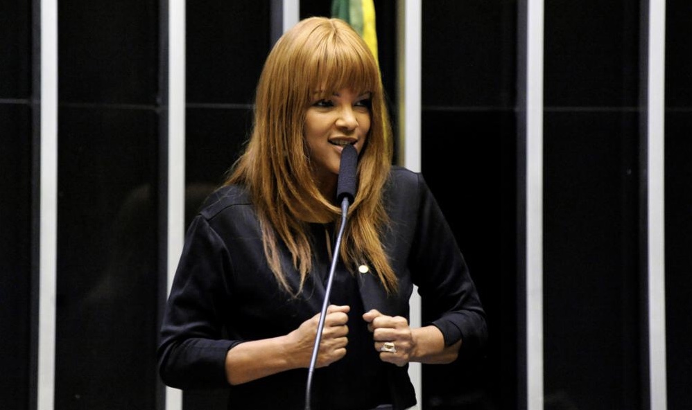 Justiça do Rio afasta Flordelis do cargo de deputada federal