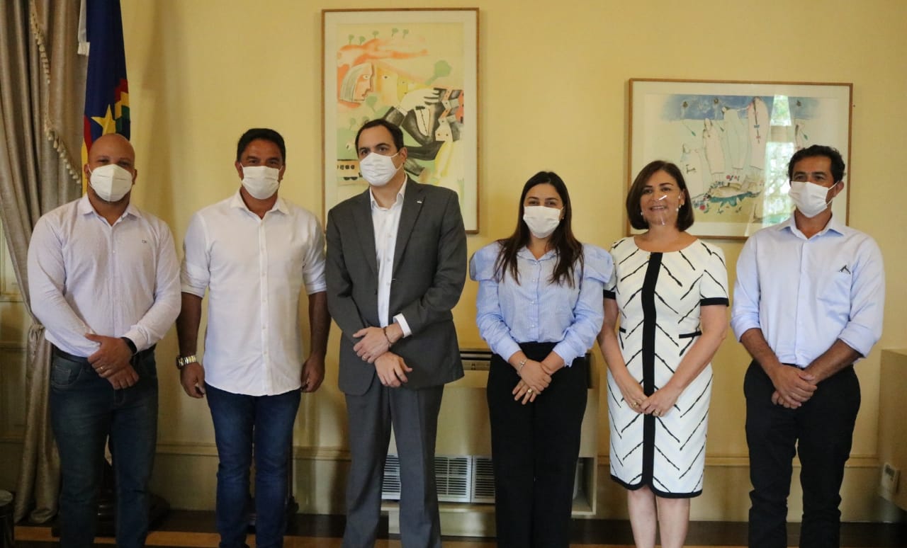 Simone Santana leva prefeitos aliados a reunião com governador