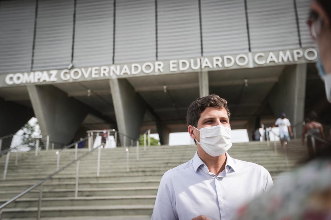 João Campos entrega praça no Compaz que leva nome do seu pai