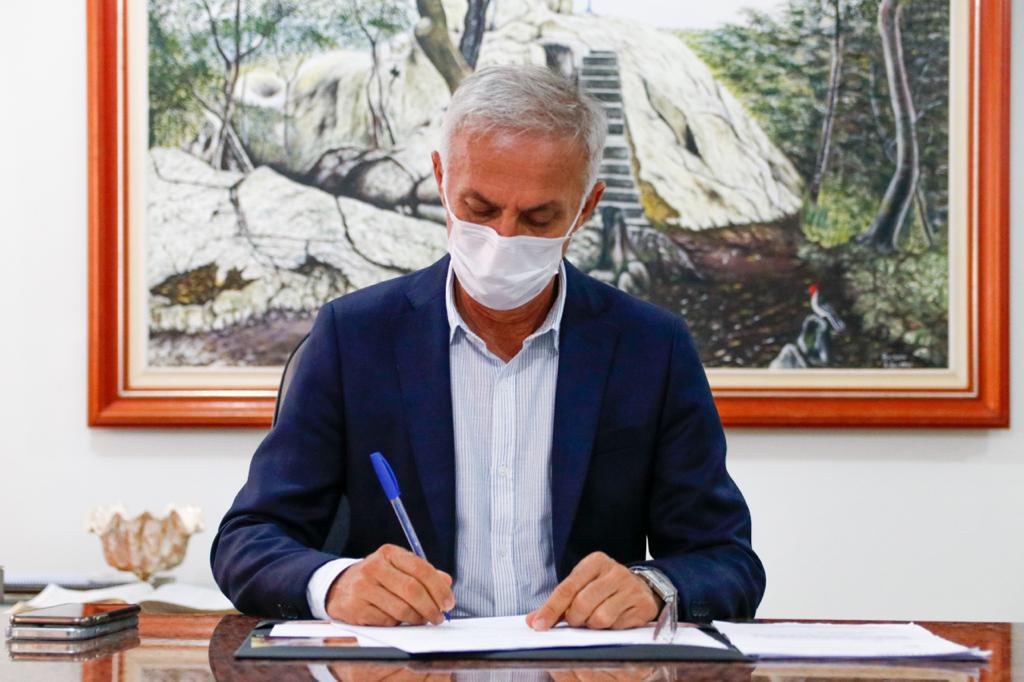 Em Vitória, prefeito congela seu salário, do vice e de vereadores