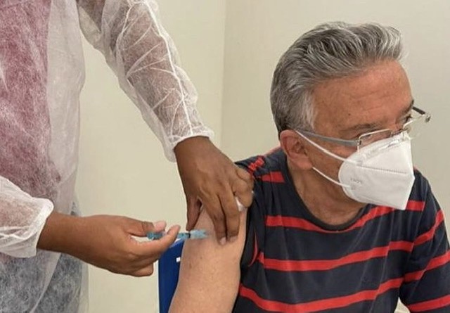 Queiroz recebe primeira dose da vacina contra Covid-19