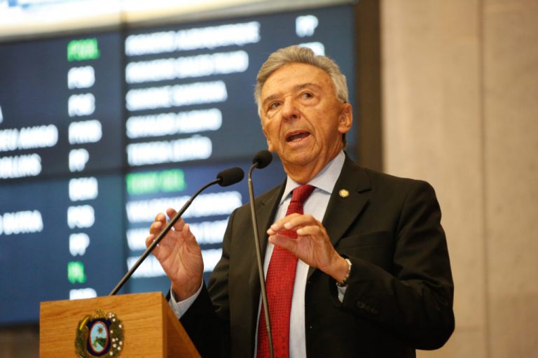 Queiroz lamenta avanço da Covid-19 no Brasil