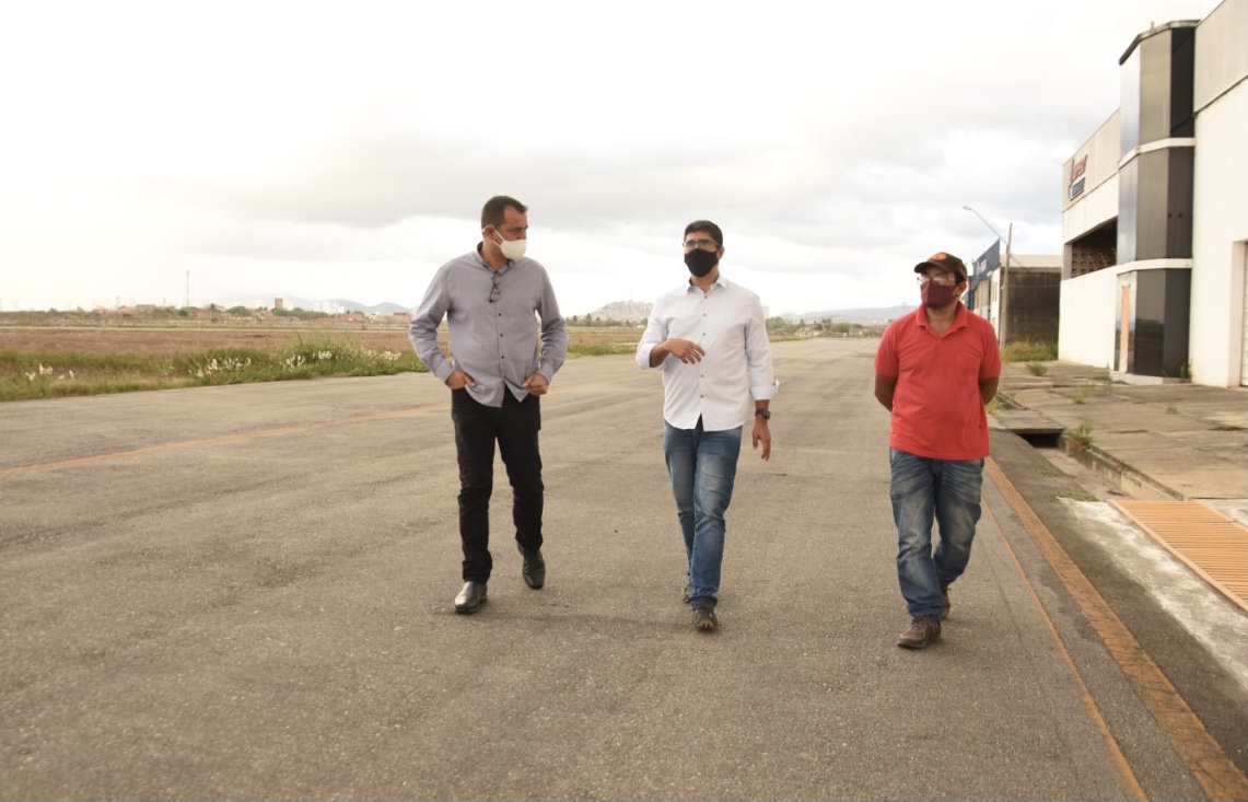 Lessa recebe demandas para melhorias no aeroporto de Caruaru